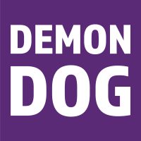Logo de la empresa Demon Dog con texto en blanco sobre fondo púrpura.